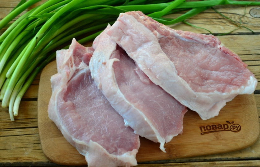 1. Этап. Отбивная из свинины на косточке: Корейку порежьте между косточками на ломти. Как видите, ломти получаются довольно толстыми, это даже хорошо, так мясо получится сочнее.