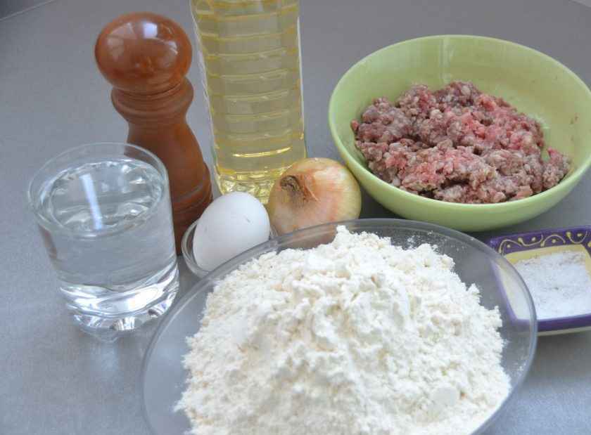 1. Этап. Чебуреки из говядины: Подготовьте ингредиенты.