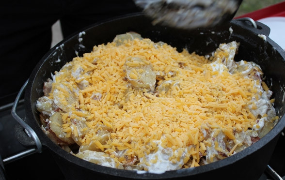 1. Этап. Картофель по-итальянски: Посыпьте сверху сыром. Накройте крышкой и снимите с огня через пару минут. Когда сыр расплавился и образовалась сырная корка - картофель готов! Желаю вам приятного аппетита!