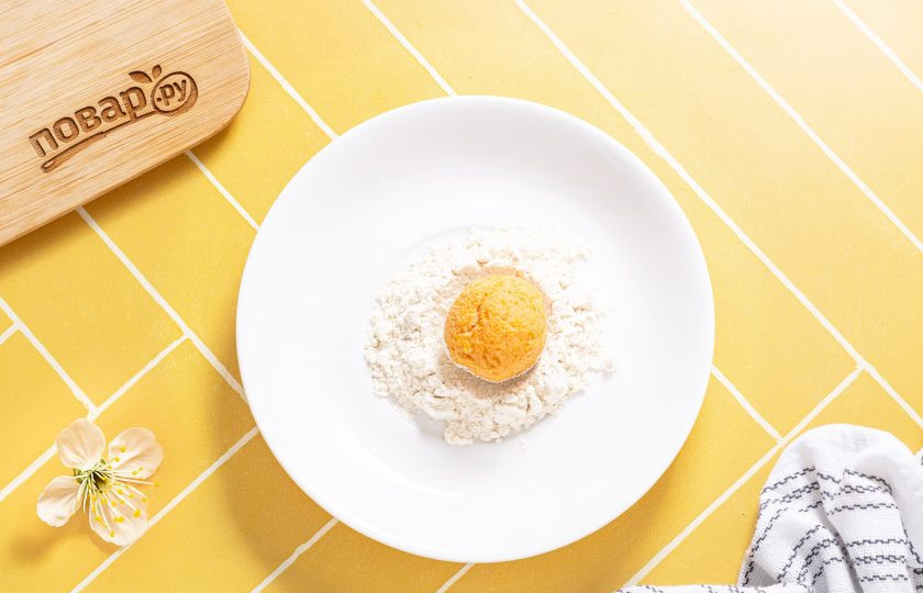 1. Этап. Конфеты из батата: После обваляйте шарики в миндальной муке.