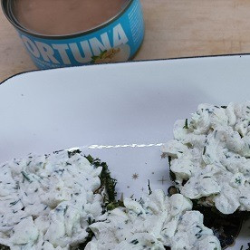 1. Этап. Закусочные бутерброды с тунцом: На хлеб намажьте или выложите с помощью кондитерского мешка творожную массу.