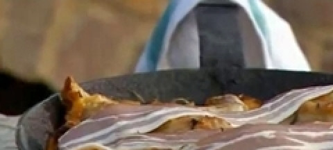 1. Этап. Салат Цезарь от Джейми Оливера: Извлечь хлеб из сковороды, он должен хорошо пропитаться соком и жиром. Порвать его на кусочки и положить теперь поверх курицы. А на хлеб - ломтики бекона. опять отправить в духовку до тех пор, пока бекон не станет хрустящим.