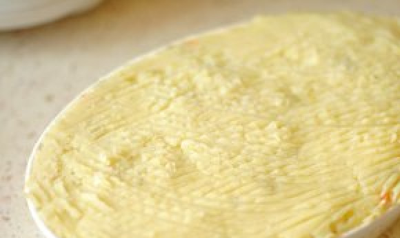 1. Этап. Запеканка из рыбы и картофеля: Сверху на соус выложите картофельное пюре. Поставьте блюдо в предварительно нагретую духовку на 25-30 минут. Температура 200 градусов. Запекать до румяной корочки.