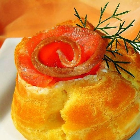 1. Этап. Профитроли с красной рыбой: Остается только украсить веточкой петрушки - и к столу.