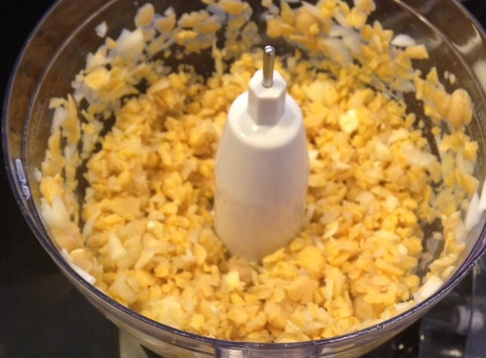 1. Этап. Нутовые вафли: 1. С помощью комбайна измельчите нут, лук и чеснок в пюре. Добавьте белок, муку, разрыхлитель, соль, тмин, паприку и перец. Перемешайте все вместе.