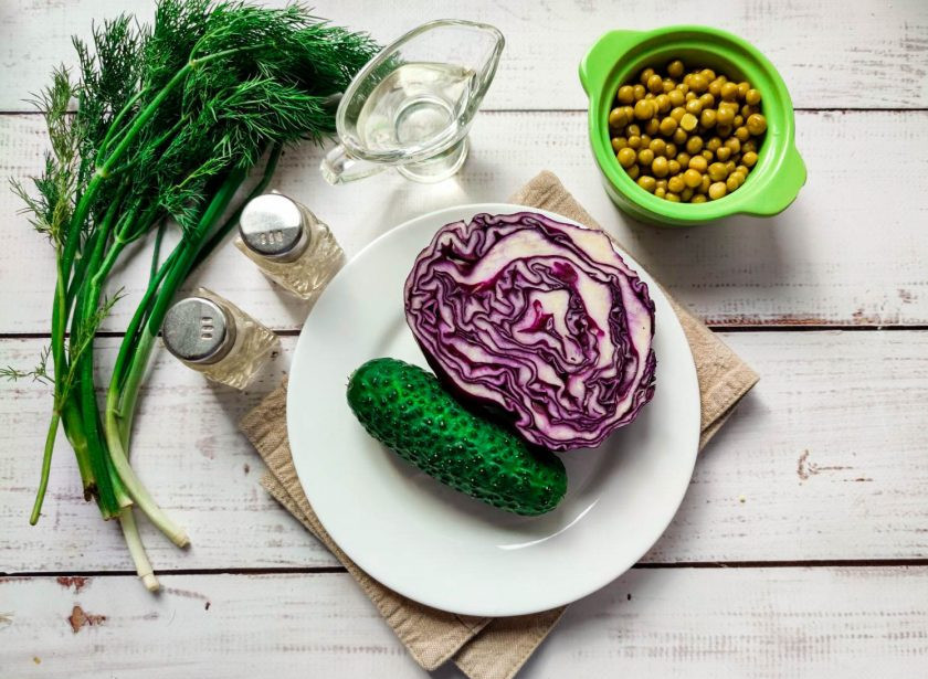 1. Этап. Салат с краснокочанной капустой и горошком: Подготовьте все необходимые ингредиенты.