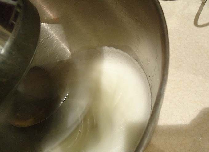 1. Этап. Безе для торта: Взбейте белки миксером.