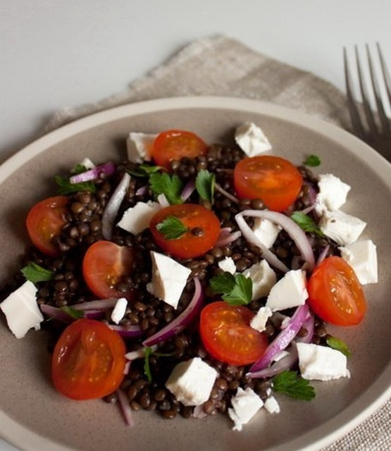 1. Этап. Салат с чечевицей и фетой: Нарежьте фету кубиками и добавьте в салат. Перемешайте. Украсьте салат зеленью рукколой или базиликом. Салат подавайте порциями на красивых тарелках. Приятного аппетита!