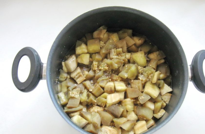 1. Этап. Закуска из баклажанов с помидорами на зиму: Налейте в кастрюлю 500 мл воды.