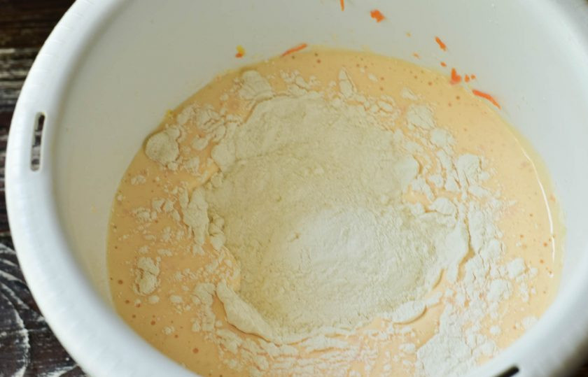1. Этап. Морковный торт с ананасами: Хорошо все перемешайте, добавьте муку.