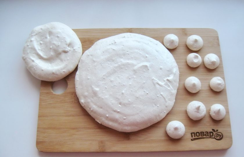 1. Этап. Меренговый торт: Сушите меренгу в духовке приблизительно 2 часа при температуре 100 градусов. Если вы не можете установить температуру, включите духовку на минимум и немного приоткройте дверцу. Готовые коржи остудите, а только потом снимайте с пергамента.