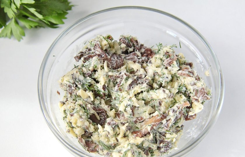 1. Этап. Котлеты по-мински: 4. Тем временем подготовьте начинку. Грибы измельчите, обжарьте и дайте остыть. Затем соедините с мягким сливочным маслом, тертым сыром и свежей зеленью. Добавьте соль по вкусу и хорошо перемешайте.