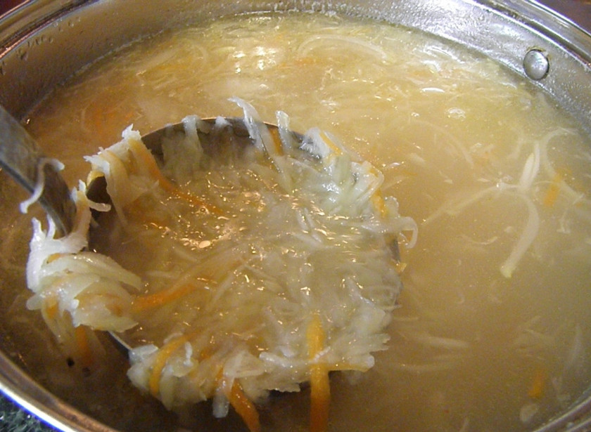 1. Этап. Щи суточные из квашеной капусты: С бульона удалите лавровый лист и корень петрушки. В готовый мясной бульон положите лук и морковь, проварите 10-15 минут. Далее влейте рассол капустный, добавьте жареную квашеную капусту.