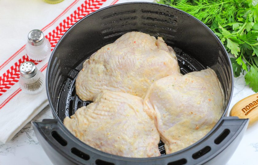 1. Этап. Курица в аэрофритюрнице: Сбрызните решетку аэрофритюрницы (мультипечи) растительным маслом и выложите на нее бедрышки кожей вверх.