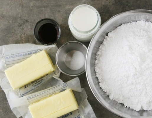 1. Этап. Сливочный крем для украшения торта: 1. Подготовьте все необходимые ингредиенты: масло заранее достаньте из холодильника.