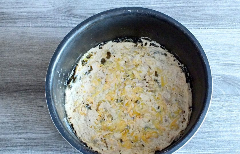 1. Этап. Запеканка из кабачков с курицей в мультиварке: Верным показателем готовности блюда послужит отсутствие жидкости на поверхности запеканки. Переключите на режим 