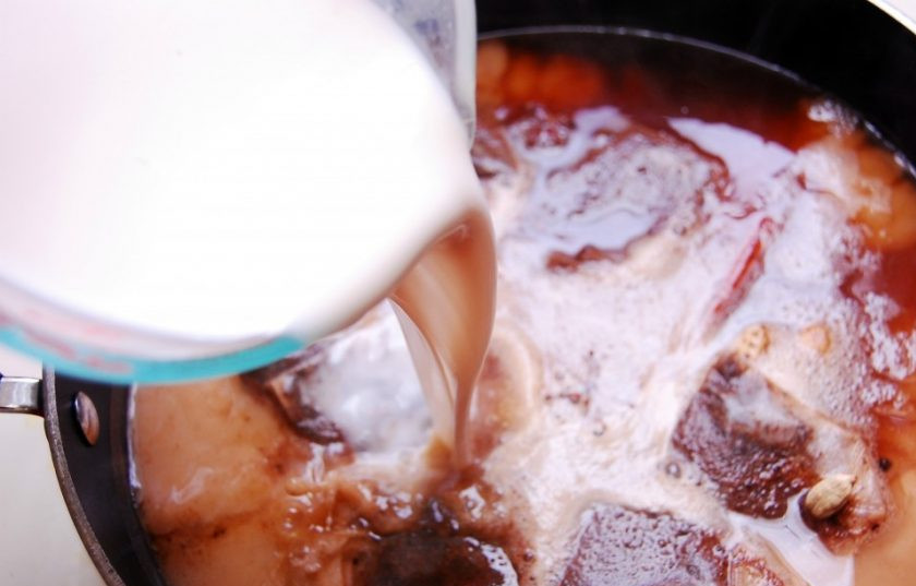 1. Этап. Ароматный чай с бурбоном: 2. Затем влейте в смесь молоко.