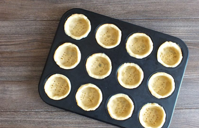 1. Этап. Корзиночки с зефирным кремом: Тесто распределите по формочке. Формуя бортики и донышко. Донышко проткните вилкой несколько раз. Поставьте форму с будущими корзиночками в разогретую до 180 градусов духовку на 15-20 минут. Учитывайте особенности своей духовки.