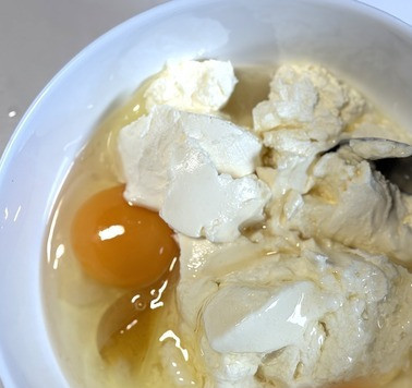 1. Этап. Вафли из творожного сыра: Смешать творожный сыр с яйцами, кленовым сиропом и лимонным соком, добавить щепотку соли, вымешать до однородности.