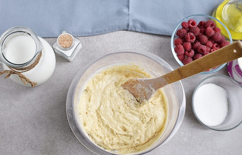 1. Этап. Торт с ягодами: Смешайте муку с ванилином, солью и разрыхлителем и частями введите в яичную смесь, легко перемешивая лопаткой.