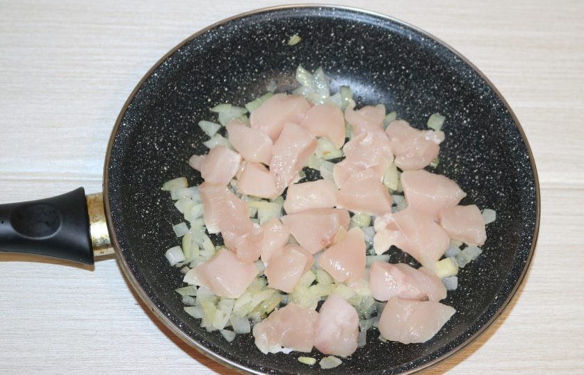 1. Этап. Фаршированные ананасы: К луку добавьте куриную грудку. Обжарьте, в самом конце посолите.