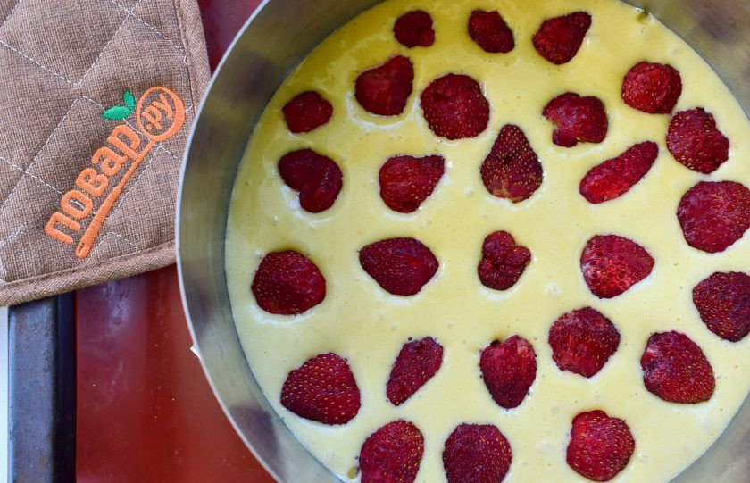 1. Этап. Ароматный клубничный пирог: Форму для запекания (d - 20 см) смажьте маслом. Вылейте тесто в форму, разложите по верху ягоду. Поставьте запекаться в разогретую до 180 °С духовку на 40-50 минут до сухой шпажки. Ориентируйтесь по своей духовке. Первые 30 минут выпекайте с накрытой фольгой формой, затем снимите фольгу. Так бисквит будет подниматься ровно и верх пирога не подгорит.