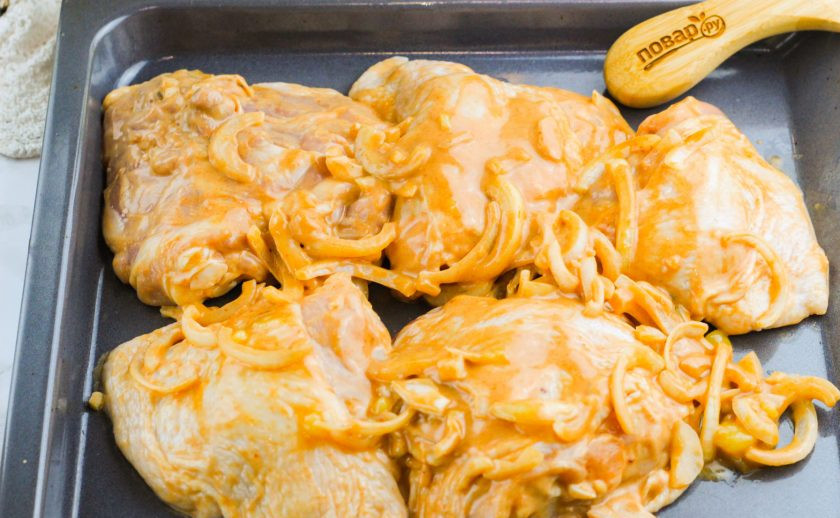 1. Этап. Курица по-канадски: После чего смажьте противень растительным маслом. Выложите на него маринованные части курицы кожей вверх. По желанию можно сначала на противень выложить нарезанную дольками картошку, тогда вы получите и картофельный гарнир.