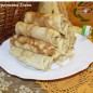 Мясная блинная начинка с кедровыми орехами Яйца взбить с солью и сахаром. Влить теплое молоко и хорошенько размешать венчиком. Я взбила миксером до пены. Муку просеять и ввести в тесто. Размешать вилкой. Потом взбить венчиком или миксером. Добавить масло. Размешать. Тесто готово. Напечь тонких блинов. Грудку отварить и нарезать маленькими кубиками. Лук очистить и нарезать кубиками поменьше. Обжарить лук на растительном масле. Добавить мясо и влить соевый соус. Добавить сметану. Размешать. И тушить почти до испарения жидкости. Всыпать кедровые орешки. Выключить огонь. Поперчить, посолить (если нужно), перемешать. Теперь нужно завернуть начинку в каждый блин. Кладем начинку на половину блина, оставляя свободными края по бокам, примерно на 1см. А внизу 2 см Подвернуть блин от себя и И по боками. Плотно завернуть. Сложить блины на тарелку горкой.