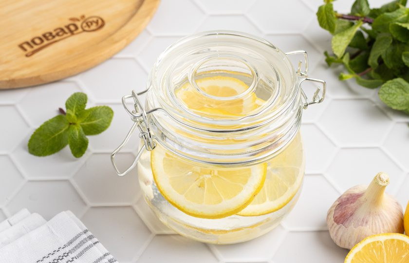 1. Этап. Лимонно-чесночный настой «Антигрипп»: Закройте банку и уберите в темное место на 4 дня.