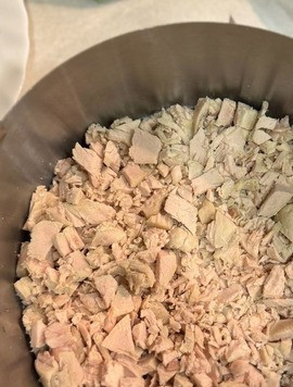 1. Этап. Салат Сказочный: Второй слой - выложить отварное мясо филе индейки, мелко нарезанное, смазать йогуртом