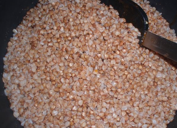 1. Этап. Гречка с фаршем на сковороде: Гречку отвариваем как указано на упаковке.