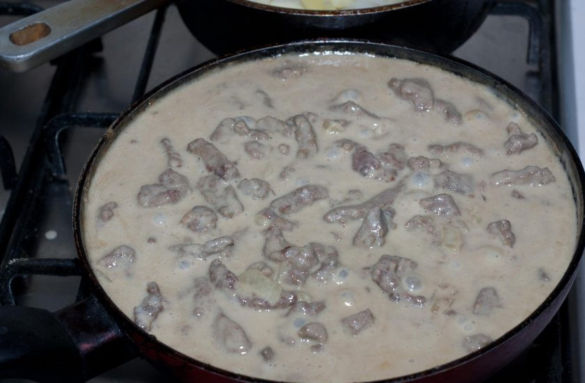 1. Этап. Печень говяжья по-строгановски: Спустя отведенное время к печени добавьте сметану. Следите за тем, чтобы соус не сильно кипел и, время от времени помешивая, протушите еще 5 минут.