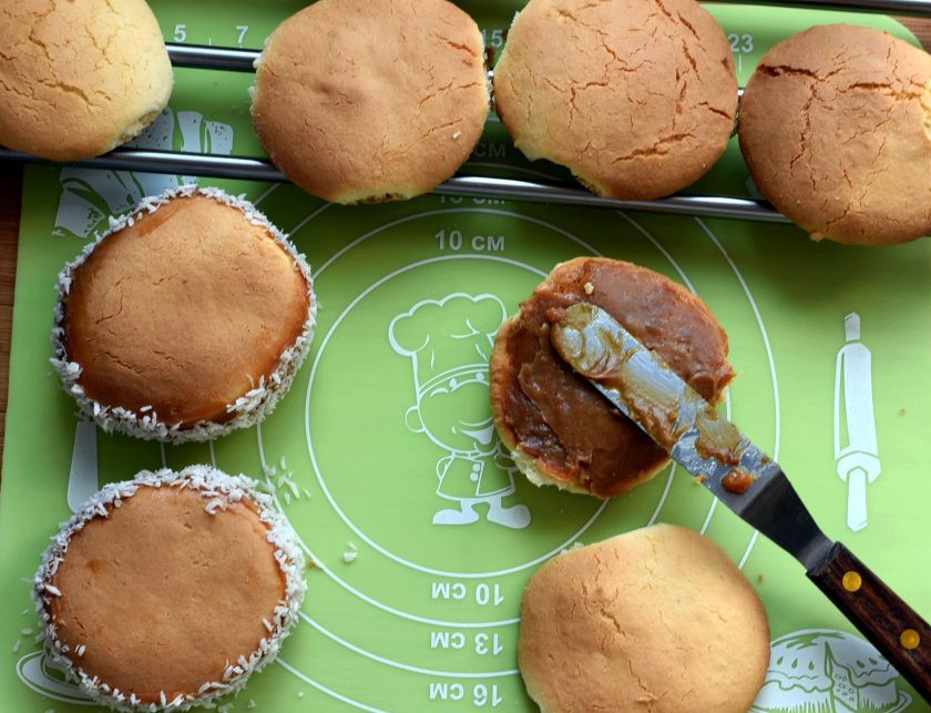 1. Этап. Печенье Альфахорес: Склейте печенья попарно вареной сгущенкой, нанося ее нетолстым слоем. Края также смажьте сгущенкой и обкатайте печенья в кокосовой стружке.