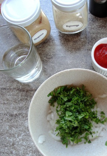 1. Этап. Пельмени-гриль с индейкой: Слить с лука воду, добавить рубленую зелень (чем разнообразнее и больше, тем вкуснее).