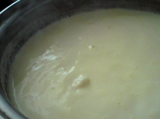 1. Этап. Каша из тыквы в духовке: 1. Пшено тщательно промываем при чем в очень горячей воде, - чтоб горечь ушла. Ставим на плиту молоко, и как закипит, - добавим пшено. Варим 10 минут на маленьком огне, постоянно помешивая.