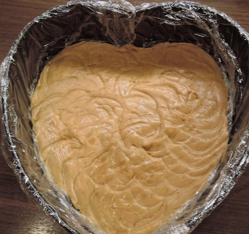 1. Этап. Чизкейк с персиками: 4. Форму для выпечки застилаю пищевой пленкой, затем выкладываю внутрь тесто из печенья, распределяю его по форме. Отправляю её в холодильник.