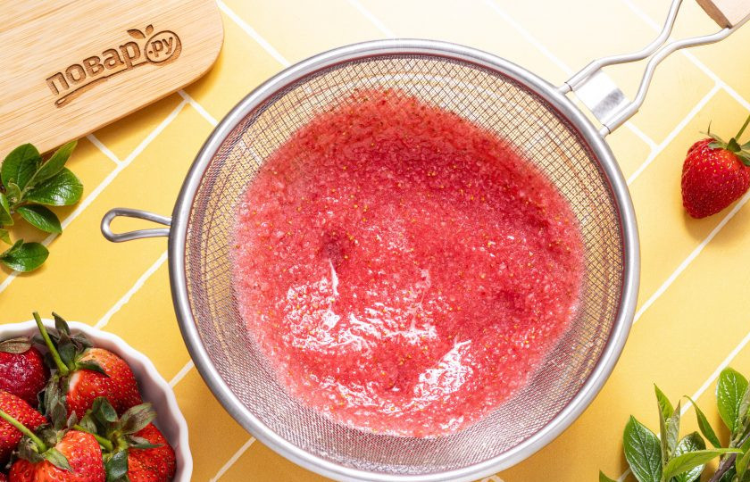 1. Этап. Сок из клубники на зиму: Процедите получившийся сок через очень мелкое сито.