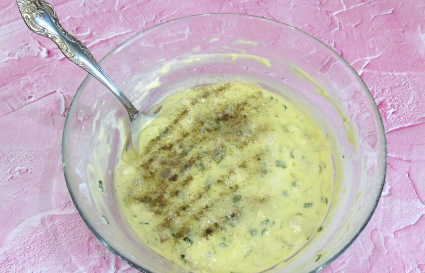 1. Этап. Вафли с курицей и зелёным луком: Перемешайте тесто, всыпьте соль, чёрный молотый перец и влейте подсолнечное масло.