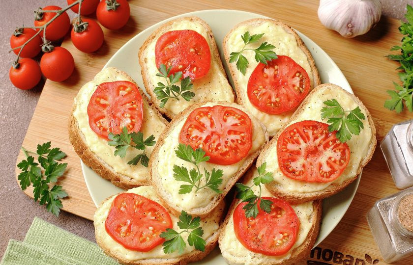 1. Этап. Бутерброды с плавленым сыром и яйцом: Перед подачей я украсила бутерброды свежей зеленью и помидорами, но можно подать их и самостоятельно, в любом случае получится ну очень вкусно! Приятного аппетита!