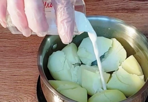 1. Этап. Мясные «Рассольники»: 10. Картофель готов, сливаем отвар и вливаем теплое молоко (30 мл)