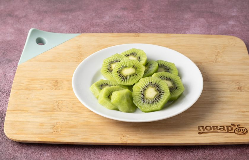 1. Этап. Зелёный смузи с киви и медом: Киви очистите от кожуры и порежьте на кусочки.