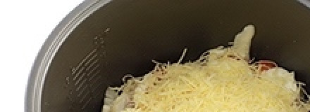 1. Этап. Мясо с сыром в мультиварке: Присыпаем блюдо тертым сыром.