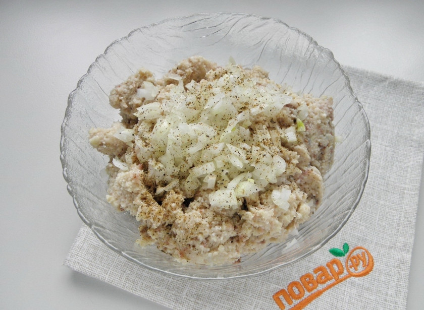 1. Этап. Форшмак из селедки классический: Порежьте очень мелко луковицу, добавьте ее в форшмак, также пару щепоток черного молотого перца. Перемешайте.