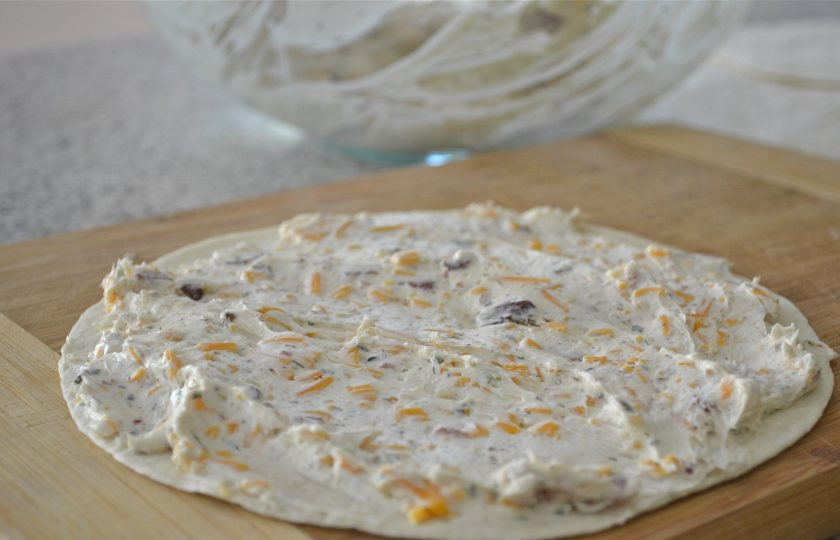 1. Этап. Рулетики в лаваше: Распределите начинку на лаваш, хорошо смазывая края.