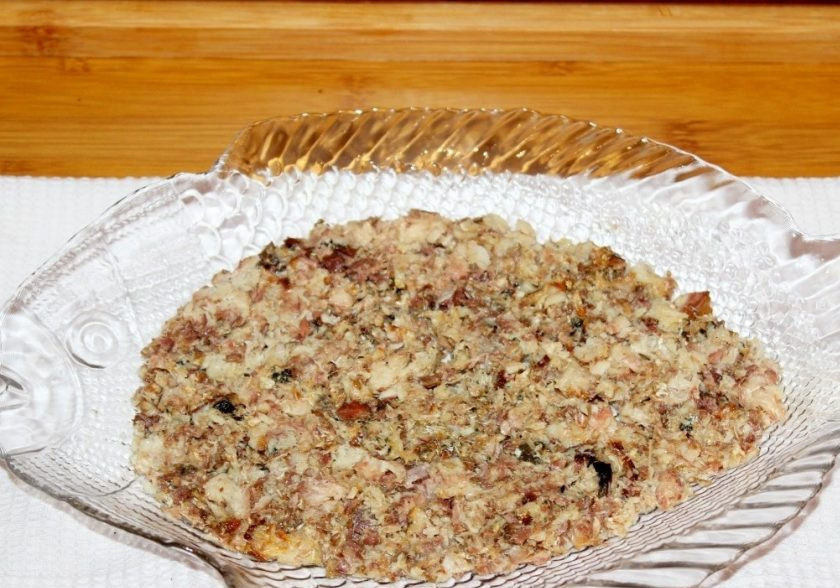 1. Этап. Салат Мимоза с маслом: 2. Берем салатницу или форму, в которой будем готовить салат. Отдельно разминаем рыбу, отделяем все кости. Затем равномерно выкладываем рыбу первым слоем.