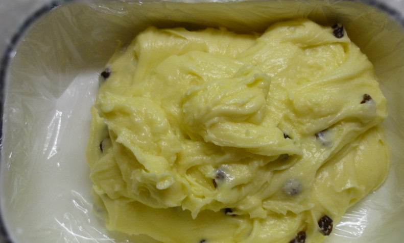 1. Этап. Конфеты Сливочная помадка: Перекладываем массу в форму с предварительно застеленной пленкой.