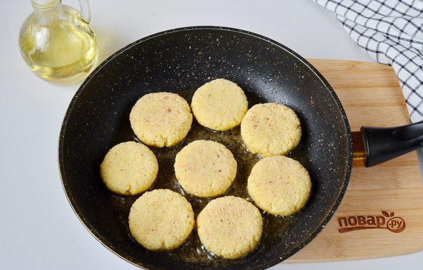 1. Этап. Биточки из пшенной каши: Разогрейте растительное масло (можно заменить сливочным) и выкладывайте биточки, жарьте пару минут с одной стороны.