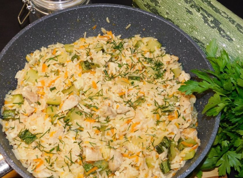 1. Этап. Мясная сковорода с рисом и кабачками: При подаче можно посыпать зеленью. Приятного аппетита!
