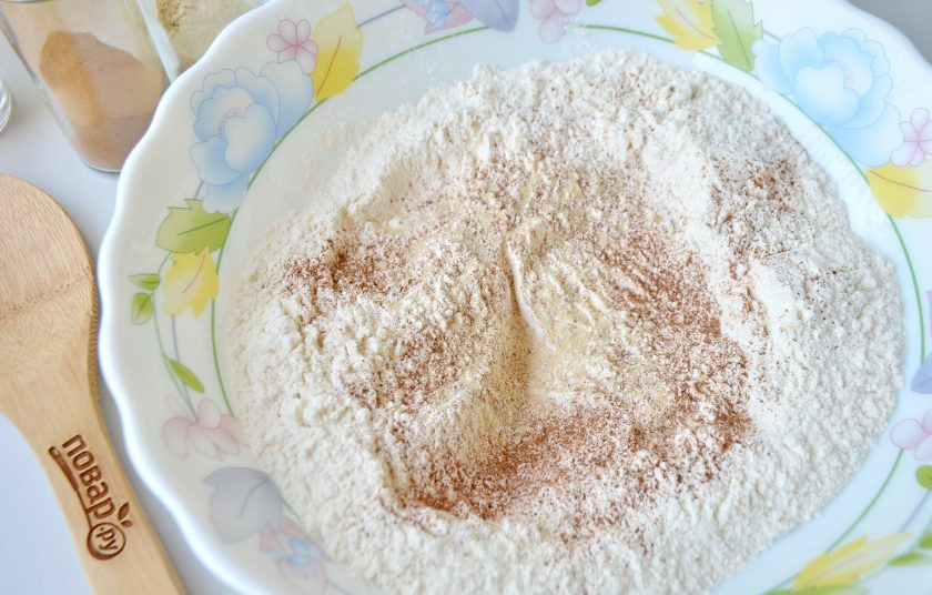 1. Этап. Тыквенные булочки Медовушки: 3. Муку соедините с корицей, имбирем и щепоткой соли. Перемешайте.