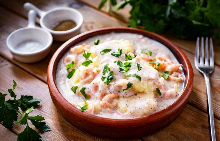 1. Этап. Ньокки с креветками: Ньокки в тарелке полейте соусом с креветками, можно чуть присыпать мелко порубленной свежей зеленью. Подавайте к столу. Приятного аппетита!